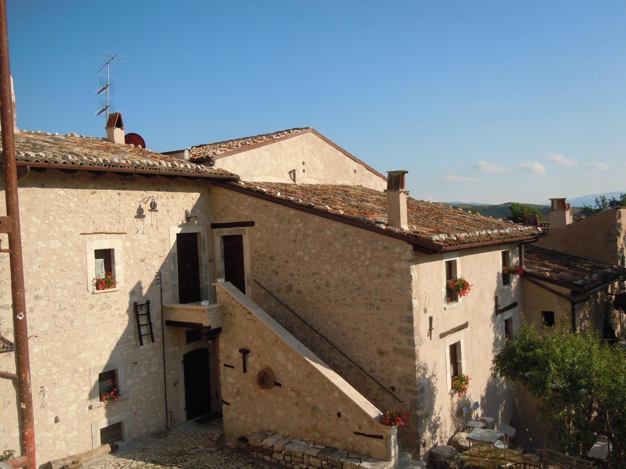 La Casa Su Le Dimore Del Borgo Santo Stefano Di Sessanio Bagian luar foto